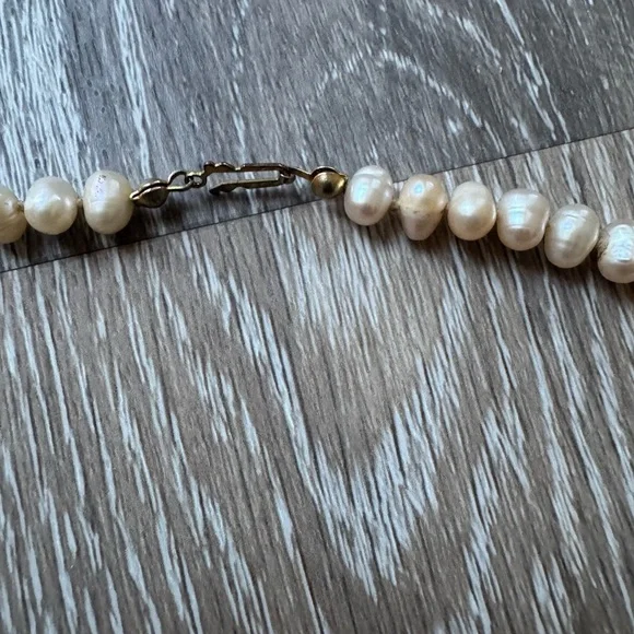 Cultured iridescent freshwater baroque pearl necklace - Picture 4 of 6